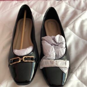 Aldo 7.5 brand new in box black and gold flats